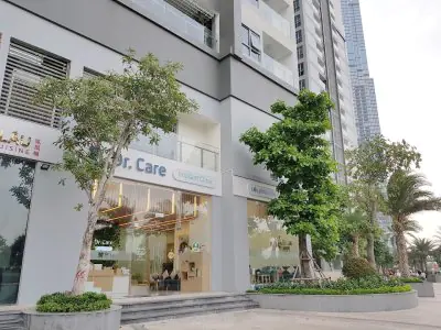 واجهة عيادة Dr. Care Implant Clinic في موقع حضري حديث