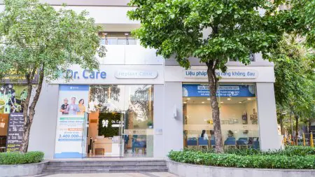 واجهة عيادة Dr. Care Implant Clinic مع مدخل زجاجي في فيتنام