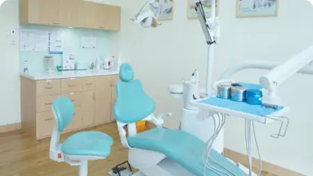 غرفة علاج أسنان بمعدات حديثة في Dr. Care - Implant Clinic
