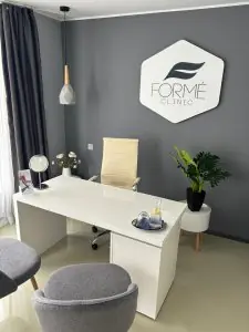 مكتب استشارات في FORMÉ Clinic بأثاث وديكور عصري