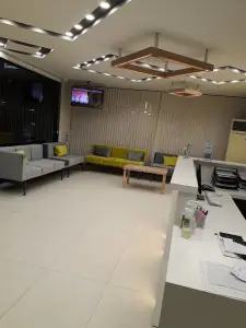 منطقة الاستقبال والانتظار في عيادة Adalya Dental Clinic بمقاعد حديثة