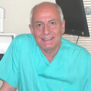 طبيب أسنان يرتدي زي طبي في عيادة إسطنبول لطب الأسنان، مكتب حديث