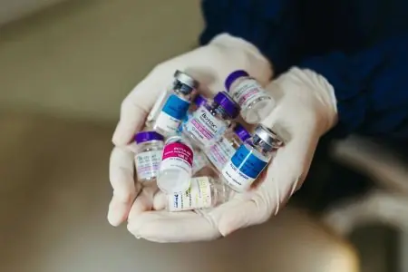 قوارير بوتوكس وفيلر لإجراءات تجميلية في AuraDent Aesthetic Clinic