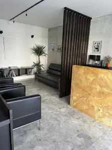 Sala de espera moderna en la clínica YourDentist.cz en Praga con asientos de cuero