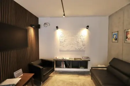 Sala de espera en la clínica YourDentist.cz en Praga con asientos y decoración moderna