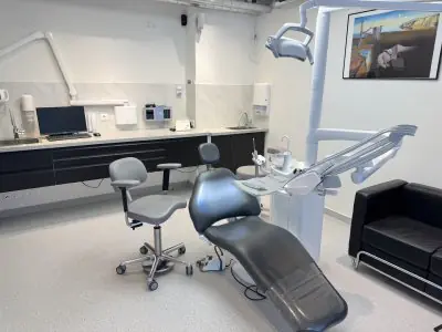 Sala de tratamiento dental moderna en YourDentist.cz Praga con equipo avanzado