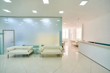 منطقة الاستقبال والانتظار في مركز عيادة العيون أوكا، ديكور داخلي حديث ومضيء