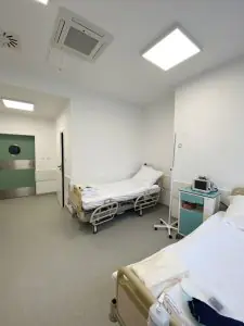 غرفة تعافي المرضى في OT.CO Clinic مع أسرّة مستشفى ومعدات طبية