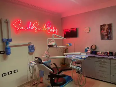 Sala de tratamiento dental con equipo moderno en Hegazy Dental Clinic