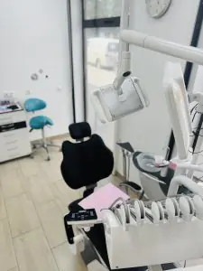 غرفة علاج أسنان حديثة في عيادة AllDental مزودة بمعدات متطورة