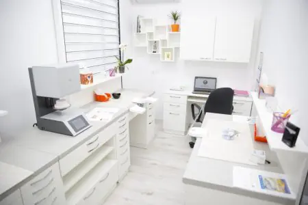 مختبر أسنان في عيادة AllDental مزود بمعدات حديثة ومحطات عمل