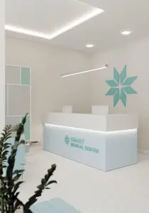 منطقة الاستقبال في مركز Smart Medical Center بتصميم عصري بسيط