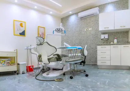 Sala de tratamiento dental moderna en la clínica DR. JUNEN GOMEZ DIAZ con equipo avanzado