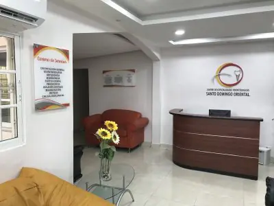 Área de recepción en la clínica dental Santo Domingo Oriental con asientos modernos