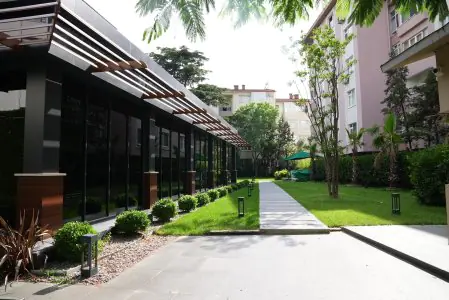 Exterior moderno y jardín en Dentway Dental Clinic, sendero ajardinado