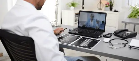 Médico en Op. Dr. Fatih Çınar Clinic realiza consulta en línea con radiografías