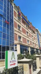 واجهة عيادة Modern Hospital مع لافتة صيدلية، باكو، أذربيجان