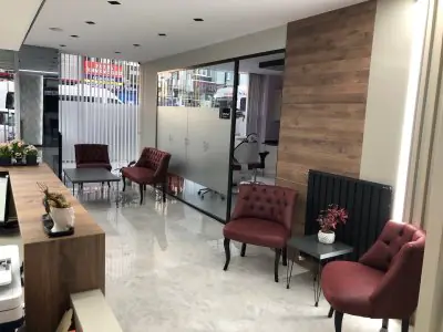 Sala de espera de la clínica Mesta Dent con decoración moderna y asientos cómodos