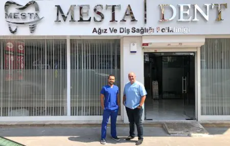 Fachada de la clínica Mesta Dent con personal dental en la entrada, Turquía