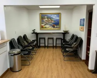 غرفة انتظار في Kentuckiana Integrative Medicine مع كراسي ولوحة فنية