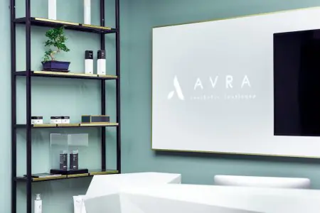 منطقة الاستقبال في معهد AVRA التجميلي بديكور عصري وعرض للمنتجات