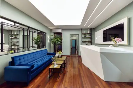 منطقة الاستقبال في AVRA Aesthetic Institute بتصميم حديث وصالة انتظار للمرضى