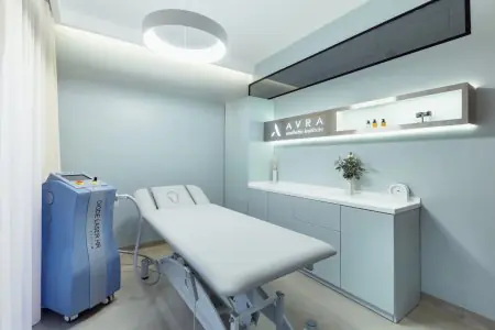 غرفة علاج بالليزر في معهد AVRA التجميلي مزودة بمعدات حديثة