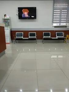 منطقة انتظار في مركز Sağlam Diş Modern Dental Center مع كراسي وتلفاز