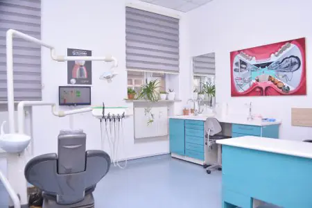 غرفة علاج أسنان بمعدات حديثة في مركز Sağlam Diş Modern Dental Center
