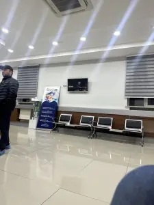 منطقة الانتظار في مركز Sağlam Diş Modern Dental Center بمقاعد وتلفاز
