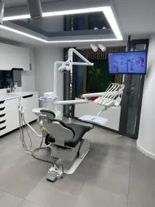 غرفة علاج أسنان حديثة في Türkiye Dental Oral and Dental Health Clinic