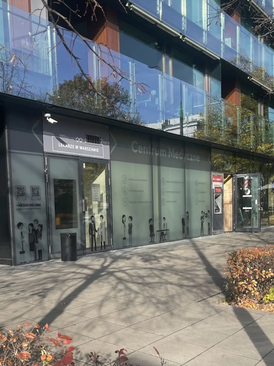 Moderne Glasfassade des Medical Center Lekarze w Warszawie in Warschau, Polen