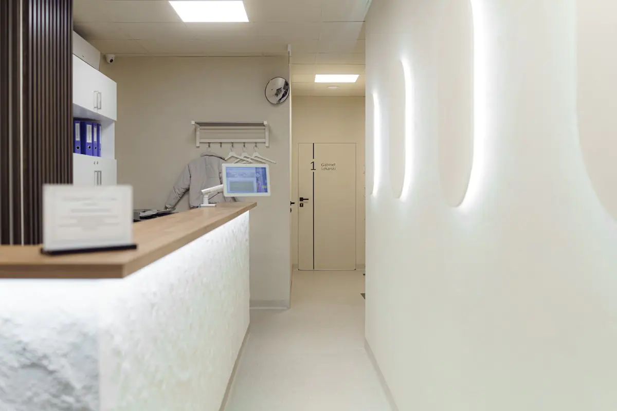 Empfangsbereich im Medical Center Lekarze w Warszawie, modernes Klinikinterieur in Warschau