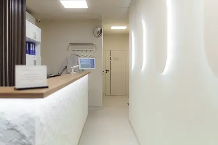 منطقة الاستقبال في مركز Medical Center Lekarze w Warszawie، تصميم داخلي حديث في وارسو