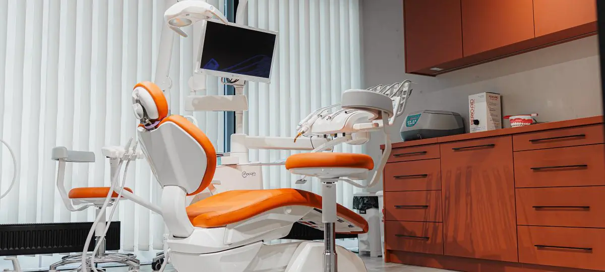 Moderner Zahnarztbehandlungsraum im Medical Center Lekarze w Warszawie, Warschau, Polen