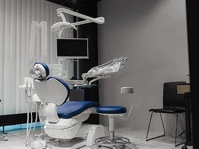 غرفة علاج أسنان بمعدات حديثة في مركز Medical Center Lekarze w Warszawie