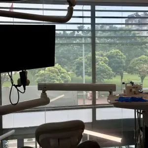 غرفة علاج أسنان بمعدات حديثة في عيادة Tantalya Dental Clinic