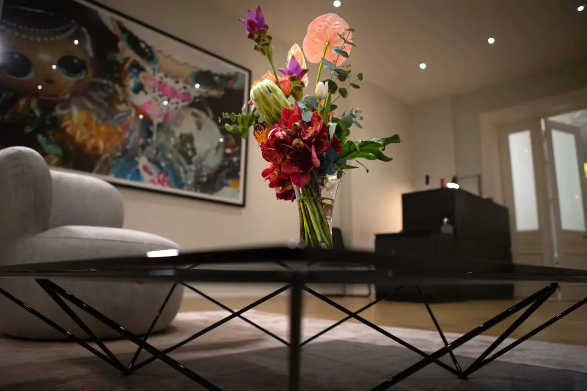 Sala de espera moderna en SA Aesthetics Berlin con flores y decoración contemporánea