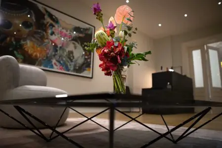 منطقة انتظار عصرية في SA Aesthetics Berlin مع زهور وديكور حديث