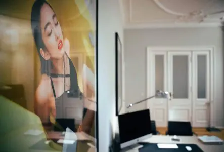 مكتب استشارات في SA Aesthetics Berlin بديكور حديث ولوحات فنية