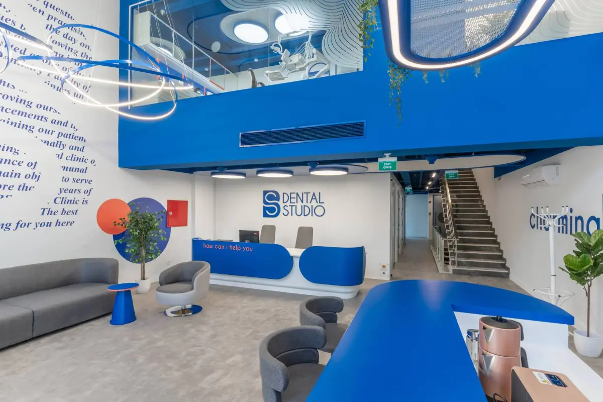 Сучасна зона рецепції в BS Dental Studio з синіми акцентами та лаунжем для пацієнтів