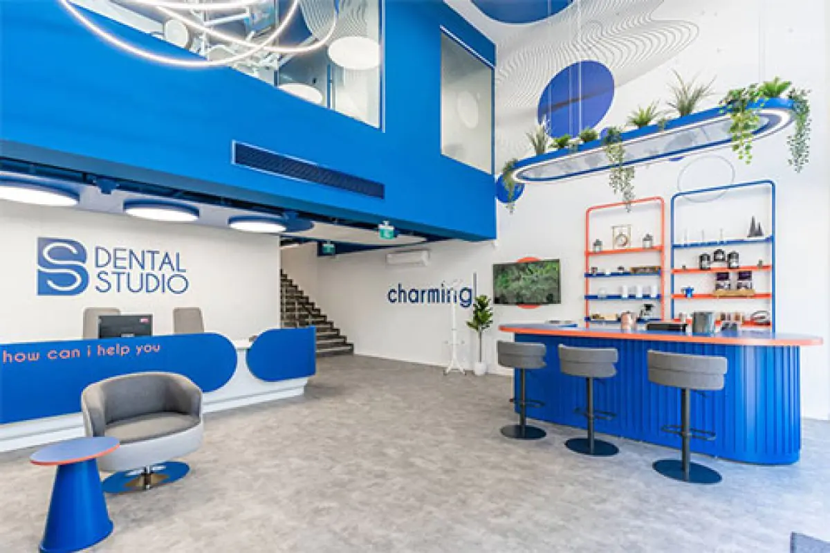 Сучасна зона рецепції та очікування в BS Dental Studio з синім інтер'єром