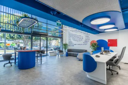 منطقة استقبال في BS Dental Studio بتصميم عصري ومقاعد انتظار في المكسيك