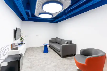 غرفة انتظار المرضى في BS Dental Studio بأثاث حديث وتلفزيون