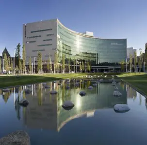 واجهة زجاجية حديثة لمستشفى Cleveland Clinic مع بركة في كليفلاند، الولايات المتحدة