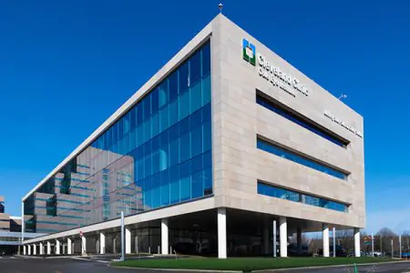 واجهة خارجية حديثة لمستشفى Cleveland Clinic بزجاج في كليفلاند، الولايات المتحدة