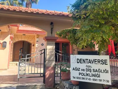 Exterior de la clínica Dentaverse Turkey con entrada y cartel bajo el sol