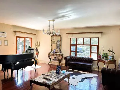 Sala de espera de la clínica Dentaverse Turkey con decoración clásica y sofás de cuero