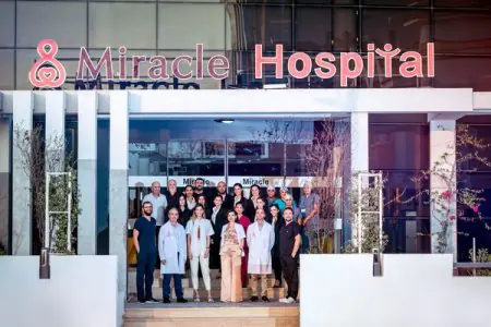 Fachada de la clínica Miracle IVF Cyprus con personal médico en la entrada principal