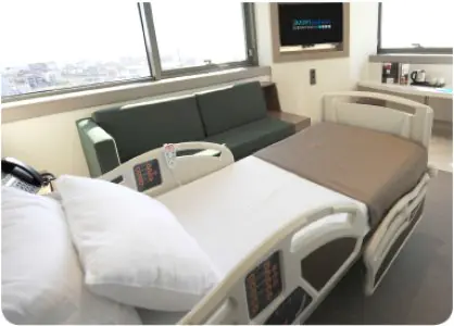 غرفة مريض في مستشفى Merkez Prime بسرير حديث وإطلالة على المدينة